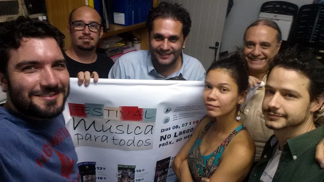 Coletivos Teatro da Vila comemorando a execução do Festival Música para Todos março/2015