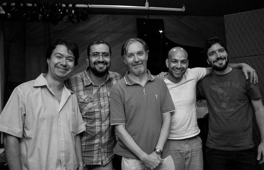 esq-dir: Alexandre Cueva, Adonias Jr, Álvaro Cueva, Kabé Pinheiro e Leonardo Costa em gravação no estúdio Arsis out2014